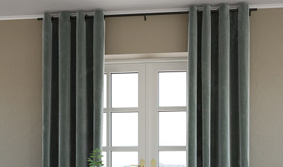 Una cortina con un riel fabricado en aluminio