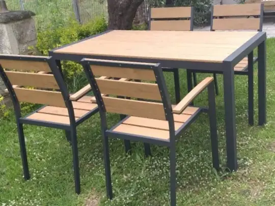 Conjunto de mesas y sillas de jardín en aluminio y madera