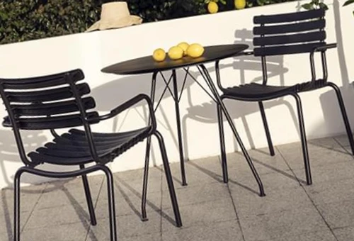 Dos sillas de aluminio negro en una terraza