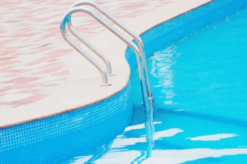 una escalera fabricada en aluminio para una piscina