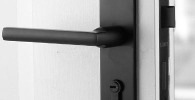 maneta con cerradura para puerta de aluminio